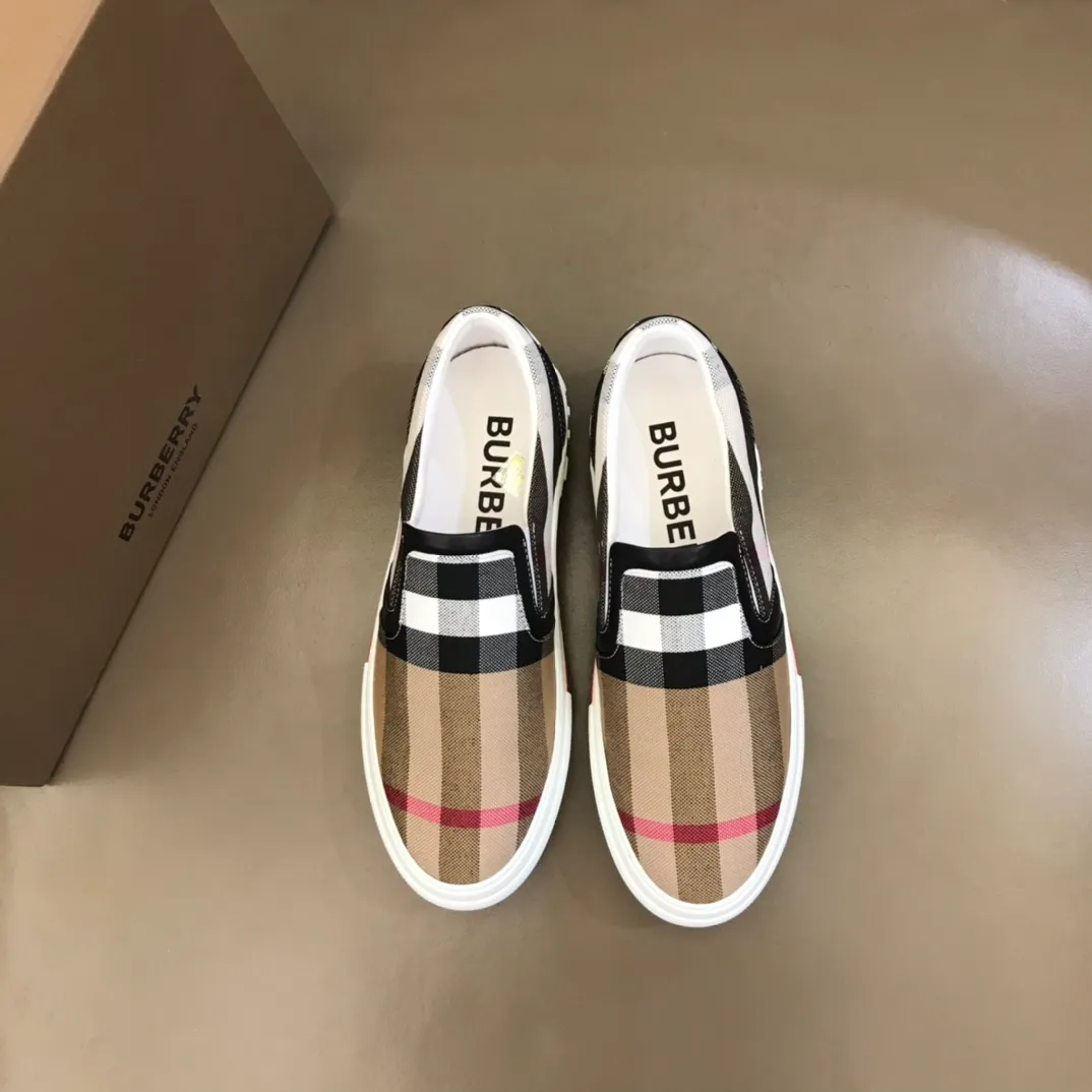p360 "Burberr*" men's classic low-top sneakers are reinterpreted in Vintage checkered cotton material and decorated with a new brand logo. First-layer sheepskin lining, embossed Burberry logo on the heel, and original TPU outsole! Size: 38-44